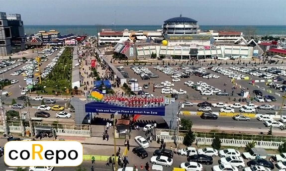 ۱. مرکز خرید کاسپین (منطقه آزاد انزلی)  مرکز خرید کاسپین یکی از بزرگ‌ترین و مدرن‌ترین مراکز تجاری شمال کشور است که در منطقه آزاد انزلی قرار دارد. این مجموعه شامل ده‌ها فروشگاه پوشاک برند، لوازم آرایشی، کیف و کفش، عطر، اسباب‌بازی و وسایل دیجیتال است. مزیت اصلی خرید از این مرکز، قیمت مناسب‌تر به‌دلیل معافیت گمرکی در منطقه آزاد است. طراحی داخلی آن کاملاً مدرن و مطابق با استانداردهای جهانی است. در طبقات بالایی، رستوران‌ها و کافه‌های متنوعی وجود دارد که منظره‌ای رو به دریا دارند. در نزدیکی آن، شهربازی سرپوشیده و مرکز تفریحات دریایی هم دیده می‌شود. پارکینگ بزرگ، خدمات رفاهی کامل و امنیت بالا، باعث محبوبیت این مرکز شده است.  📍 آدرس: منطقه آزاد تجاری-صنعتی انزلی، فاز تجاری، بلوار کاسپین  🛍 ۲. مرکز خرید ستاره شمال  مرکز خرید ستاره شمال یکی از مراکز معروف و پرطرفدار بندر انزلی است که ترکیبی از فروشگاه‌های متنوع، فودکورت و تفریحات خانوادگی را ارائه می‌دهد. این مرکز چهار طبقه دارد و فروشگاه‌هایی با برندهای داخلی و خارجی در آن فعال‌اند. محیط تمیز و نورپردازی جذابش باعث می‌شود گردشگران، خرید را با لذت بیشتری تجربه کنند. طبقه‌ی آخر آن مخصوص غذا و نوشیدنی است و می‌توانید در کافه‌ها با چشم‌انداز دریای خزر استراحت کنید. در این مرکز، کالاهایی مانند لباس‌های اسپرت، پوشاک مجلسی، وسایل زینتی و لوازم خانگی عرضه می‌شود. فضای پارکینگ وسیع و موقعیت مکانی نزدیک به ساحل از دیگر مزیت‌های آن است.  📍 آدرس: منطقه آزاد انزلی، بلوار ساحلی کاسپین  🏠 ۳. بازار بزرگ منطقه آزاد انزلی  این بازار سنتی–مدرن ترکیبی از حال‌و‌هوای بازارهای قدیمی با امکانات امروزی است. بازار بزرگ منطقه آزاد در چندین بلوک ساخته شده و بیش از صدها واحد تجاری دارد. اجناس متنوعی از جمله پوشاک، وسایل برقی، شکلات و مواد غذایی خارجی، عطر و ساعت در آن به فروش می‌رسد. یکی از جذاب‌ترین بخش‌هایش فروش محصولات وارداتی با قیمت‌های مناسب است. در کنار بازار، غرفه‌های محلی گیلانی هم دیده می‌شود که ترشی، ماهی دودی، برنج و صنایع‌دستی می‌فروشند. در روزهای تعطیل و تابستان این بازار بسیار شلوغ می‌شود. وجود رستوران و پارکینگ بزرگ از مزایای آن است.  📍 آدرس: منطقه آزاد تجاری انزلی، بلوار منطقه آزاد، نزدیک به فاز تجاری  🧿 ۴. بازار سنتی بندر انزلی  بازار سنتی بندر انزلی قلب تپنده تجارت محلی این شهر است. این بازار قدیمی در مرکز شهر قرار دارد و فضایی پرجنب‌وجوش با مغازه‌های رنگارنگ دارد. انواع محصولات محلی مانند ماهی تازه، سبزی‌های شمالی، ترشی‌های خانگی و صنایع‌دستی گیلانی در آن یافت می‌شود. علاوه بر خوراکی‌ها، می‌توانید پارچه‌های سنتی، لباس محلی و لوازم خانگی را با قیمت مناسب تهیه کنید. برخورد صمیمی فروشندگان و فضای زنده‌ی بازار، حس واقعی زندگی گیلانی را منتقل می‌کند. این بازار مخصوصاً در صبح‌ها و روزهای جمعه حال‌و‌هوای خاصی دارد. گردشگران خارجی هم معمولاً از اینجا به عنوان جاذبه فرهنگی بازدید می‌کنند.  📍 آدرس: مرکز شهر بندر انزلی، خیابان سپه  👟 ۵. مرکز خرید ونوس  مرکز خرید ونوس یکی از مراکز خرید جدیدتر در انزلی است که با ظاهر شیک و معماری مدرنش توجه گردشگران را جلب می‌کند. این مجموعه شامل فروشگاه‌های پوشاک مردانه و زنانه، کیف و کفش، لوازم آرایشی و بهداشتی، و جواهرات است. در طبقه همکف آن چندین کافه و فست‌فود وجود دارد که فضای دلنشینی برای استراحت فراهم می‌کنند. قیمت کالاها در این مرکز نسبتاً مناسب و تنوع اجناس زیاد است. سیستم تهویه و نورپردازی آن محیطی آرام و جذاب ایجاد کرده است. نزدیکی به ساحل و مسیر اصلی منطقه آزاد از دیگر ویژگی‌های مثبت آن است.  📍 آدرس: منطقه آزاد انزلی، بلوار کاسپین، روبه‌روی مرکز خرید کاسپین